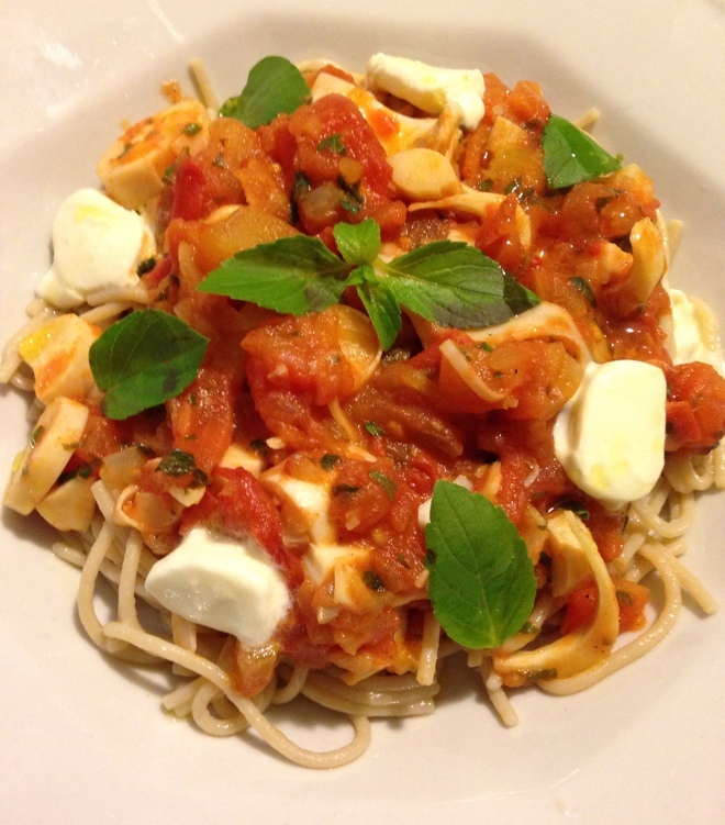 Spaghetti de Arroz e Linhaça com molho de tomates italianos, palmito, manjericão e muçarela de búfala